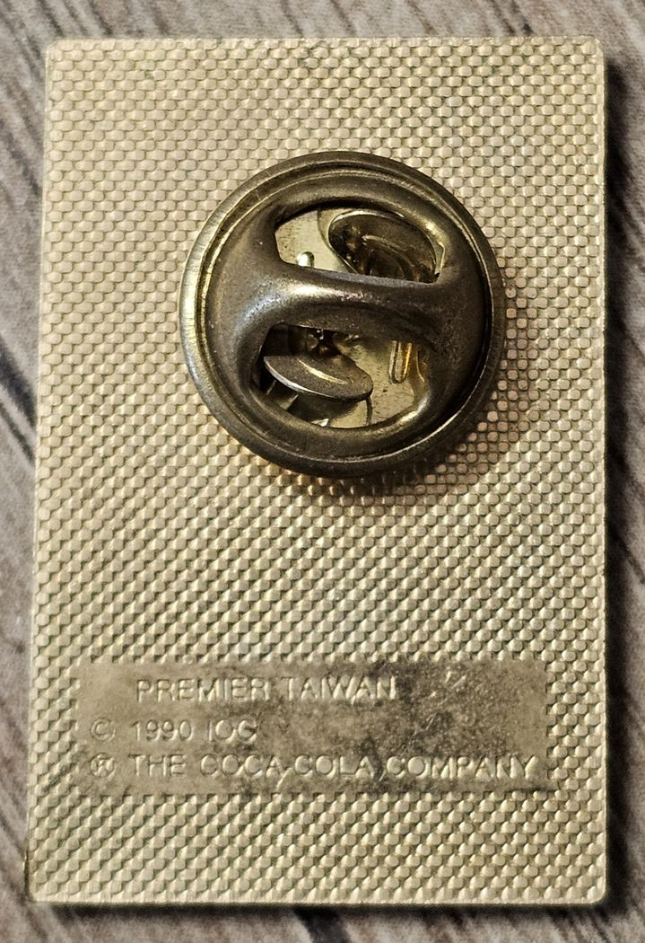 Pin's Coca-Cola — Cortina d'Ampezzo 1956, VIIes Jeux olympiques d'hiver — réédition sous licence CIO de 1990 — vue 2