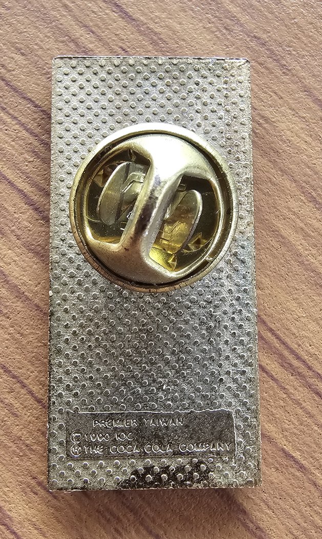 Pin's Coca-Cola — St-Moritz 1928, IIes Jeux olympiques d'hiver — réédition sous licence CIO de 1990 — vue 2