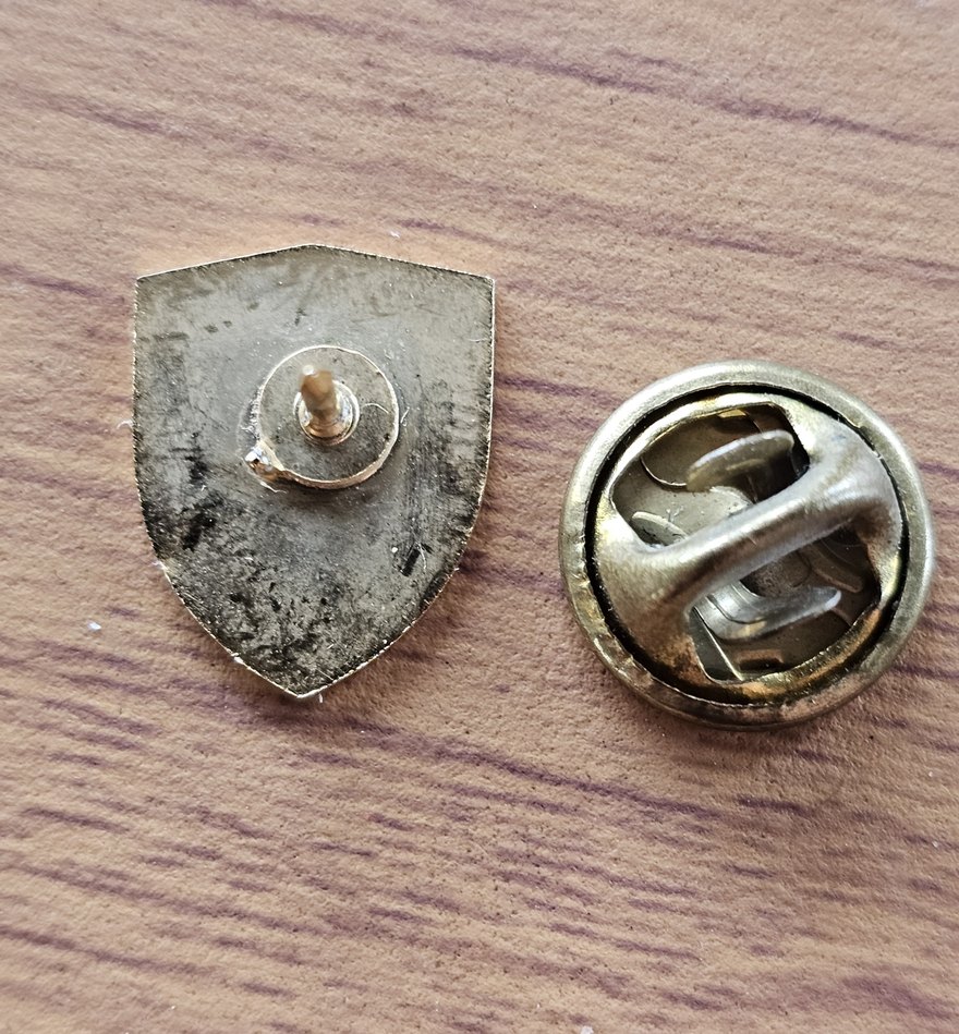 Pin's Ferrari — scudetto au cheval cabré — vue 2