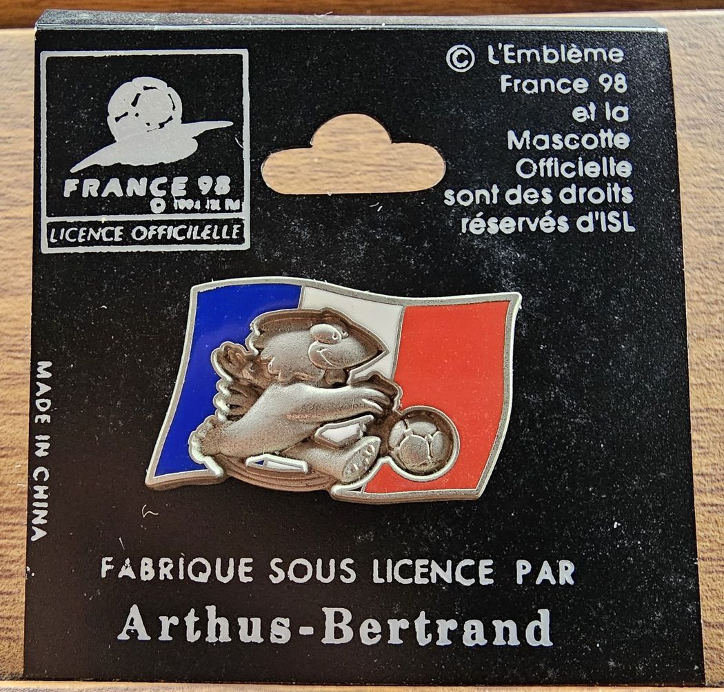 Pin's Footix France 98 sur son carton